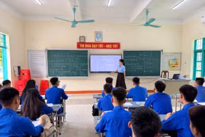Học sinh lớp 12, Trường THPT Nguyễn Trãi, xã Tiên Yên (Quảng Ninh) đang tăng tốc ôn tập cho kỳ thi.
