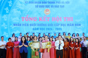 Thứ trưởng Bộ GD&ĐT Nguyễn Thị Kim Chi và Giám đốc Sở GD&ĐT Hà Nội Trần Thế Cương trao giấy khen cho các thí sinh đoạt giải Nhất.