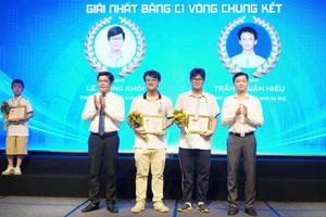 Lê Trọng Khôi và Trần Xuân Hiếu giành giải Nhất Hội thi Tin học trẻ toàn quốc lần thứ 31.