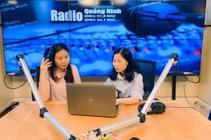 Nhà báo Vũ Thị Dung (bên trái) và nhà báo Nguyễn Thị Thanh Hoa.