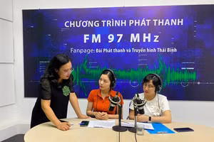 Nhà báo Phạm Hương (bên trái) cùng các tác giả.
