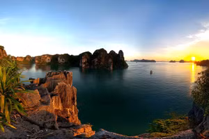 Hoàng hôn trên vịnh Hạ Long. (Ảnh: Đỗ Giang)