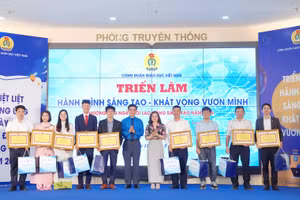 Ông Nguyễn Ngọc Ân - Chủ tịch Công đoàn Giáo dục Việt Nam và bà Đặng Thị Thu Huyền, đại diện Elmich Việt Nam trao quà cho cho các nhà khoa học trẻ.