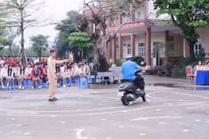 CSGT hướng dẫn kỹ năng lái xe an toàn cho học sinh Trường THPT Hùng Vương.