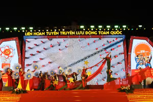 Tiết mục liên khúc ca múa "Tổ quốc trong tim - Còn gì đẹp hơn" do Đội Tuyên truyền lưu động tỉnh Lào Cai biểu diễn.