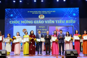 Ban tổ chức trao thưởng cho các giáo viên tiêu biểu.