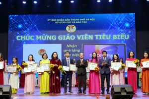 Ban tổ chức trao thưởng cho các giáo viên tiêu biểu.
