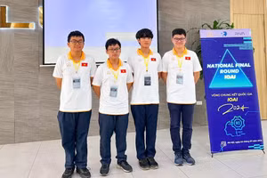 Các thành viên đội tuyển T-AMS1 đến từ Trường THPT chuyên Hà Nội - Amsterdam.