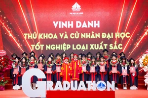 các sinh viên xuất sắc được vinh danh.