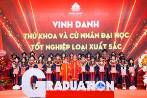 các sinh viên xuất sắc được vinh danh.