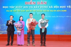 Giám đốc Sở GD&ĐT Hà Nội Trần Thế Cương tặng hoa chúc mừng các nhân vật "truyền cảm hứng học tập suốt đời".