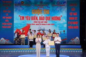 Ban Tổ chức trao giải Nhất cho thí sinh Nguyễn Kiều Oanh, học sinh lớp 7A1, Trường THCS Trọng Điểm.