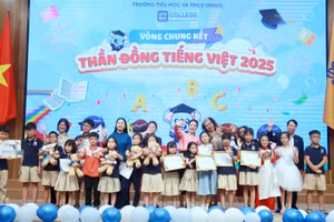 Ban tổ chức chúc mừng các thí sinh đoạt giải.