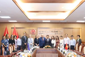 Các đại biểu chụp ảnh lưu niệm.