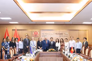 Các đại biểu chụp ảnh lưu niệm.