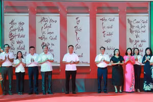 Các đại biểu thực hiện nghi thức phát động.