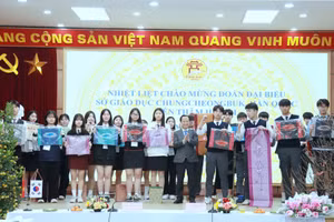 Giám đốc Sở GD&ĐT Hà Nội tặng quà cho các em học sinh Hàn Quốc.