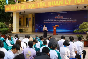 Báo cáo viên Sở Y tế truyền đạt các chuyên đề tuyên truyền, nâng cao kiến thức phòng, chống tệ nạn xã hội cho đoàn viên, thanh niên. 