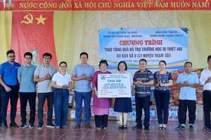 Trường THPT chuyên Hà Nội - Amsterdam trao hỗ trợ cho thầy trò Trường Phổ thông Dân tộc bán trú TH&THCS Khấu Ly.