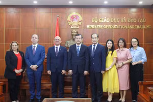 Đại biểu chụp ảnh lưu niệm tại buổi làm việc.