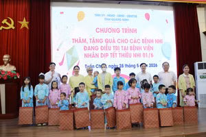 Bí thư Tỉnh ủy Quảng Ninh trao quà động viên các bệnh nhi đang điều trị tại bệnh viện.