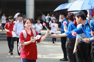 Thí sinh được tặng hoa khi rời điểm thi Trường THCS Tân Mai (quận Hoàng Mai)
