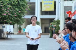 Niềm vui của thí sinh sau khi hoàn thành bài thi đầu tiên.