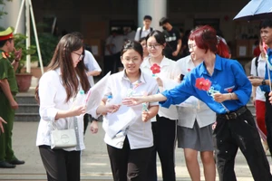 Thí sinh dự thi tại điểm thi Trường THCS Tân Mai (quận Hoàng Mai) chiều 7/6.