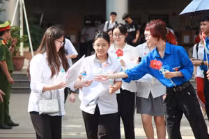 Thí sinh dự thi tại điểm thi Trường THCS Tân Mai (quận Hoàng Mai) chiều 7/6.