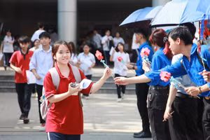 Thí sinh được tặng hoa khi rời điểm thi Trường THCS Tân Mai (quận Hoàng Mai)