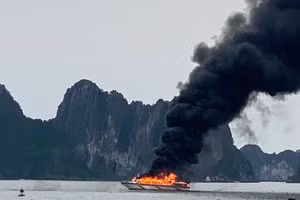 Tàu cao tốc bốc cháy dữ dội.
