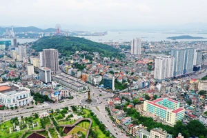 Trung tâm TP Hạ Long, Quảng Ninh nhìn từ trên cao.