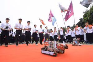 Học sinh Trường THPT chuyên Hà Nội - Amsterdam sẵn sàng cổ vũ Trần Bùi Bảo Khánh với những màn trình diễn ấn tượng.