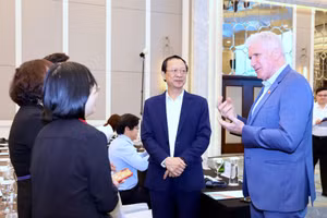 Thứ trưởng Phạm Ngọc Thưởng trao đổi cùng các chuyên gia tham dự hội thảo.