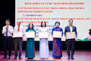 Các tập thể xuất sắc nhận bằng khen của Chủ tịch UBND TP Hà Nội.