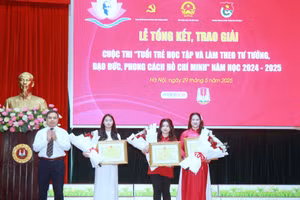 Ban tổ chức trao thưởng cho các thí sinh đoạt giải Nhất.