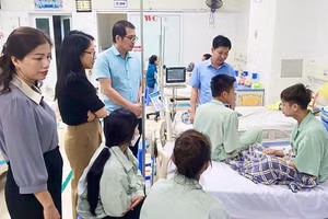 Đoàn công tác Bộ GDĐT đến thăm hỏi và động viên học sinh gặp nạn.