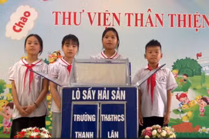 Nhóm học sinh và mô hình mô hình “Lò sấy hải sản”.