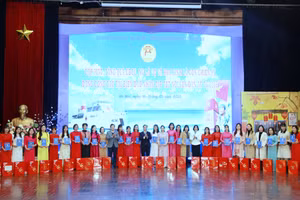 Ban tổ chức tặng quà cho các nhà giáo, người lao động nhân dịp Tết Nguyên đán Ất Tỵ 2025.