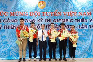 Giám đốc Sở GD&ĐT Hà Nội tặng hoa chúc mừng thành tích của các em học sinh.