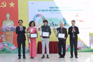 Đại diện Vụ Giáo dục phổ thông, Bộ GD&ĐT và lãnh đạo xã Đa Phúc tặng hoa tri ân các đơn vị thực hiện dự án.