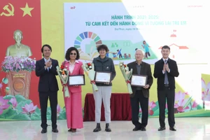 Đại diện Vụ Giáo dục phổ thông, Bộ GD&ĐT và lãnh đạo xã Đa Phúc tặng hoa tri ân các đơn vị thực hiện dự án.