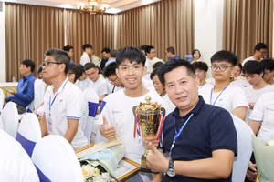 Nguyễn Phú Nhân cùng thầy giáo.