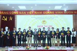 Lãnh đạo Sở GD&ĐT Hà Nội tặng hoa chúc mừng đoàn học sinh Hà Nội tham dự cuộc thi nghiên cứu khoa học, kỹ thuật cấp quốc gia học sinh THCS và THPT năm học 2024-2025.