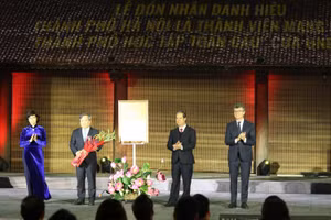 Lãnh đạo thành phố Hà Nội đón nhận danh hiệu Thủ đô Hà Nội là thành viên Mạng lưới “Thành phố học tập toàn cầu” của UNESCO.