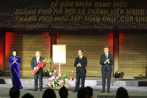 Lãnh đạo thành phố Hà Nội đón nhận danh hiệu Thủ đô Hà Nội là thành viên Mạng lưới “Thành phố học tập toàn cầu” của UNESCO.