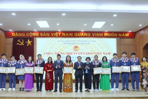 Lãnh đạo TP Hà Nội và lãnh đạo Sở GD&ĐT Hà Nội chúc mừng thành tích xuất sắc của đoàn.