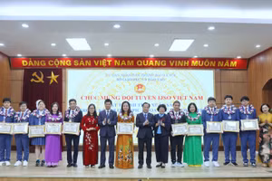 Lãnh đạo TP Hà Nội và lãnh đạo Sở GD&ĐT Hà Nội chúc mừng thành tích xuất sắc của đoàn.