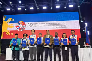 Chủ tịch Công đoàn Giáo dục các nước cùng ký Nghị quyết hội nghị.