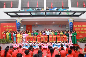 Đại biểu và các thầy cô giáo, các em học sinh thể hiện thông điệp hưởng ứng học tập suốt đời năm 2024: “Phát triển văn hóa đọc thúc đẩy học tập suốt đời”.